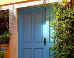 Eine blaue Eingangstür aus Holz